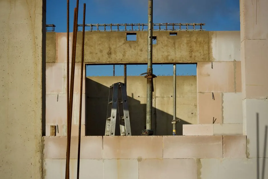 Muros de concreto y albañilería en obra