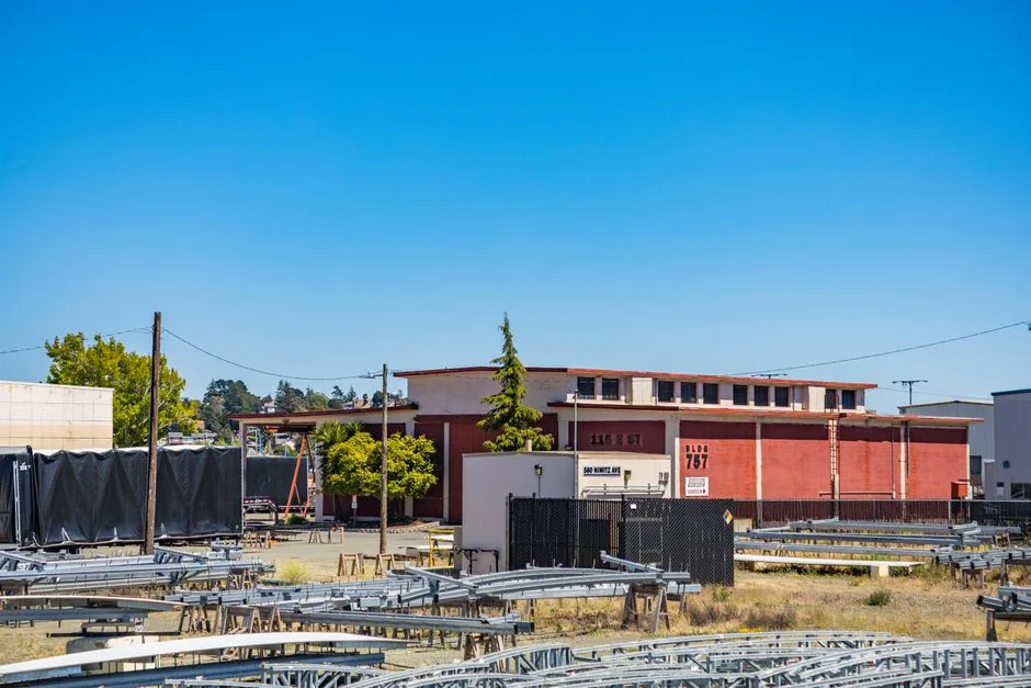 Bodega de estructura metálica en montaje