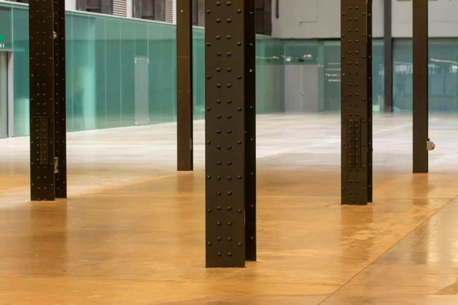Columnas de acero y piso pulido. Estructura montada en sitio