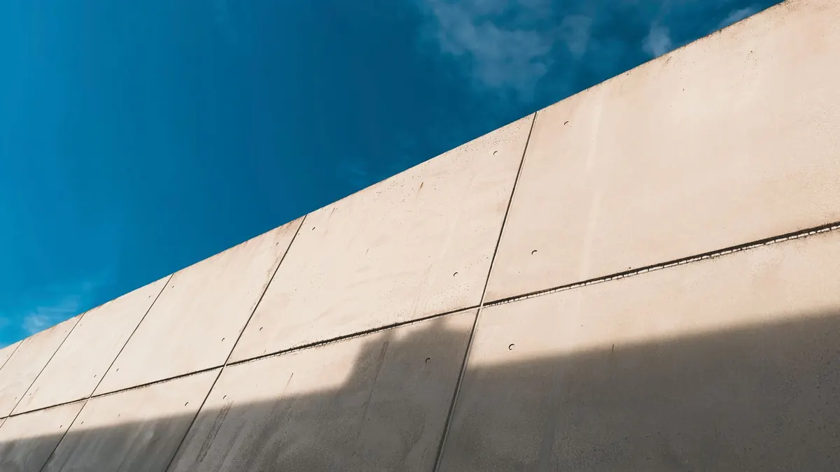 Panel de concreto prefabricado montado como barda perimetral