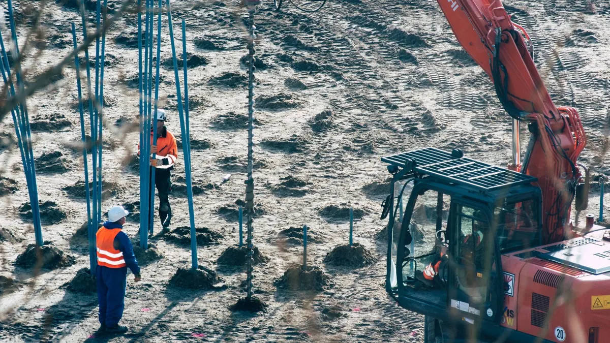 Máquina perforadora instalando pilotes en un terreno antes de construir