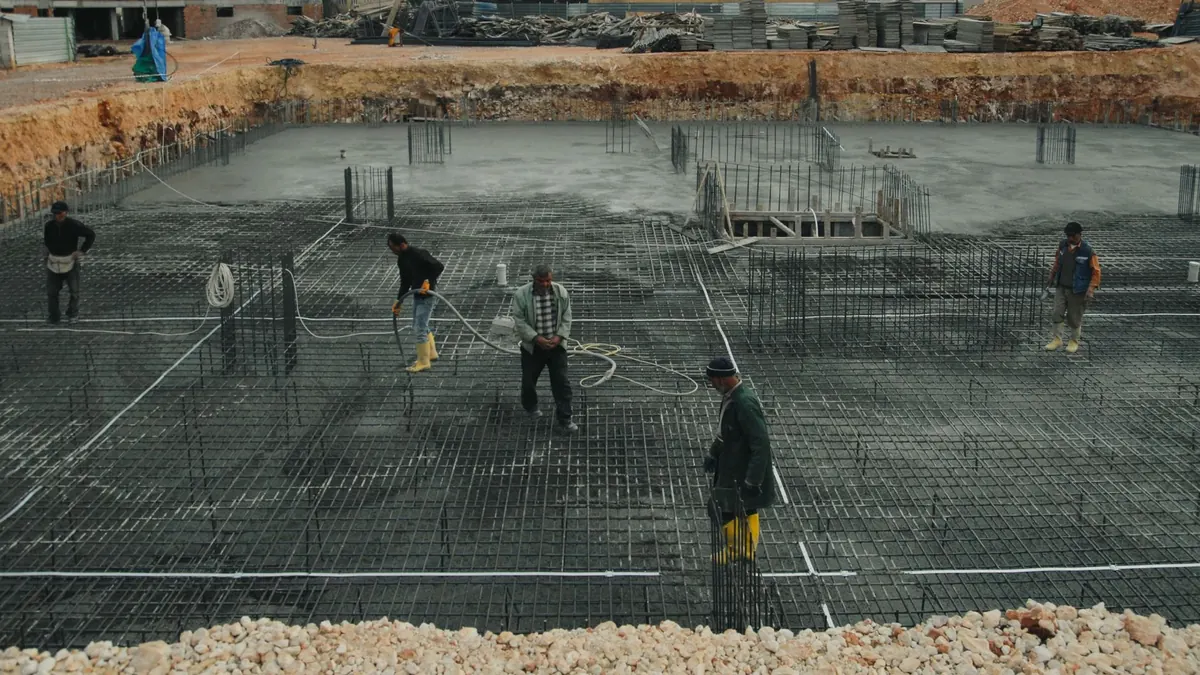 Armado de acero de un piso de concreto tendido sobre la base compactada
