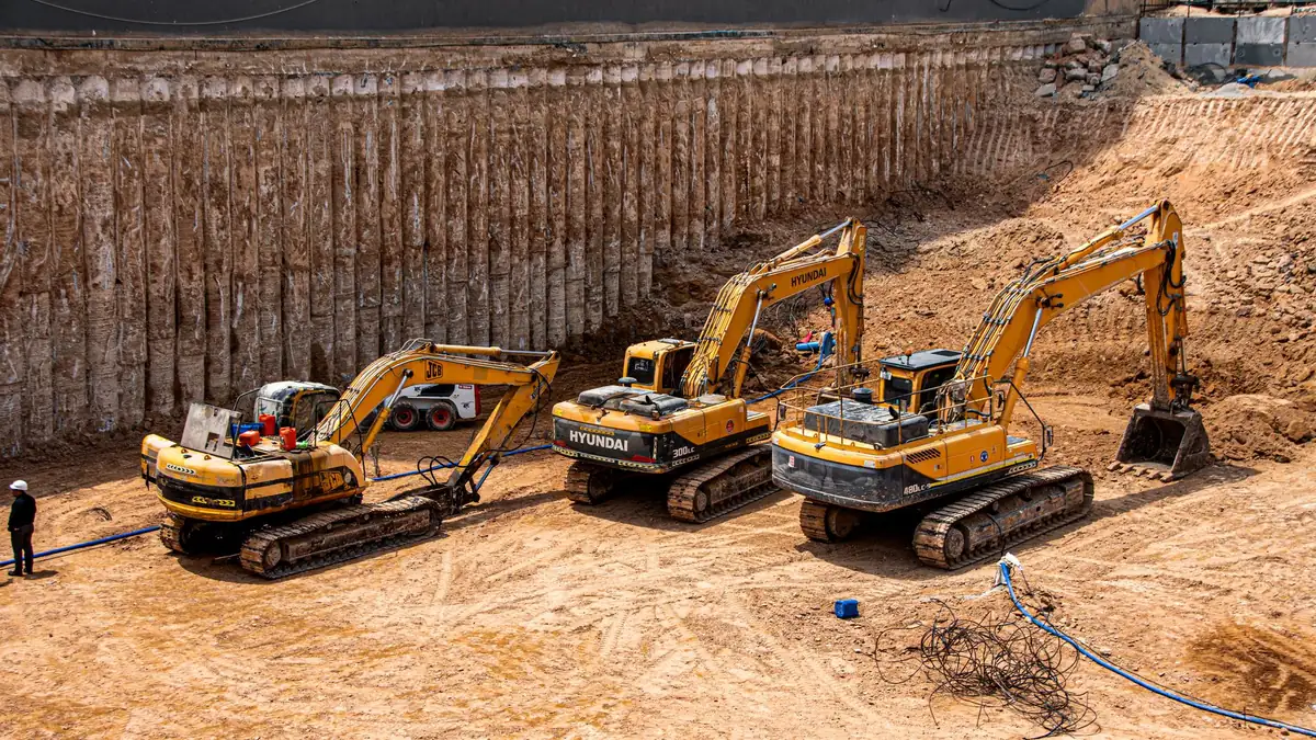 Excavación profunda con tablestacado en un terreno industrial