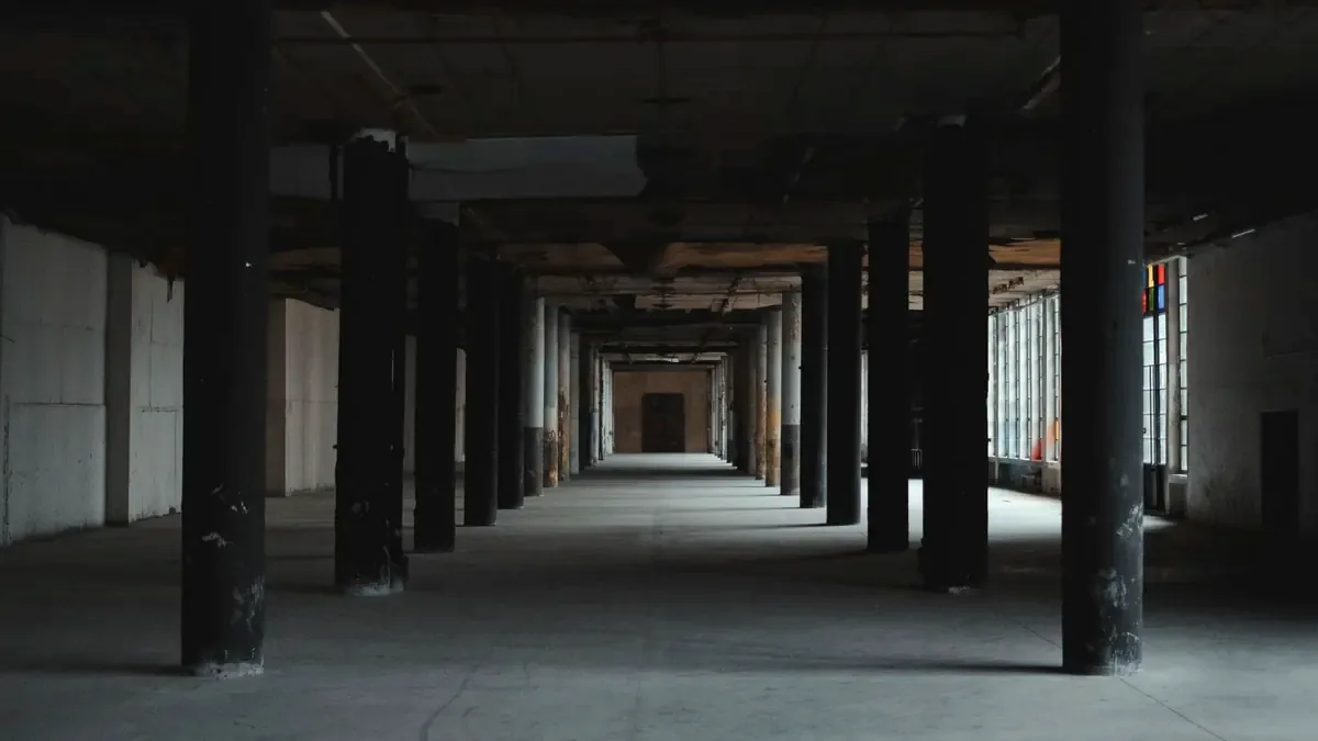 Interior de bodega con columnas muy cercanas entre sí, ejemplo de claro corto