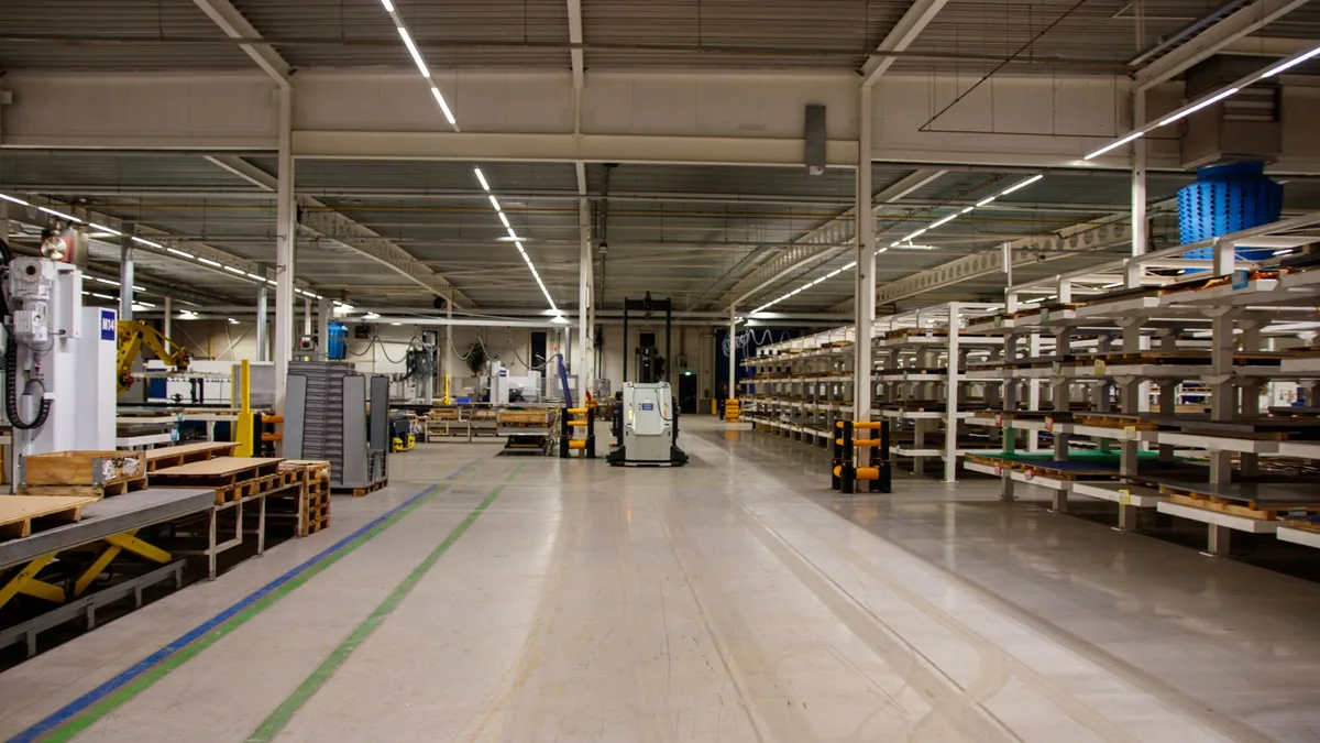 Interior de un centro de distribución con pasillos marcados y estanteria de picking