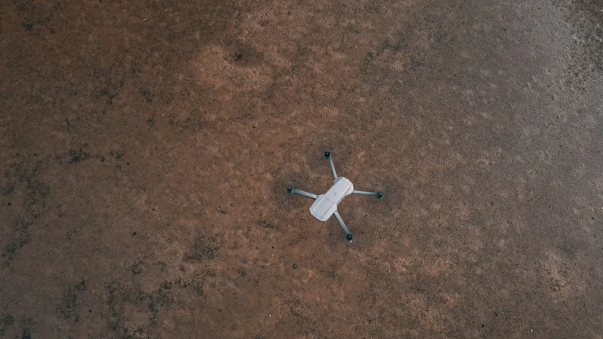 Dron sobrevolando un terreno para levantarlo por fotogrametría