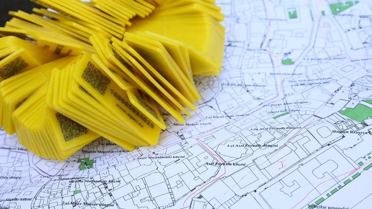 Plano de zonificación urbana con marcadores sobre las manzanas