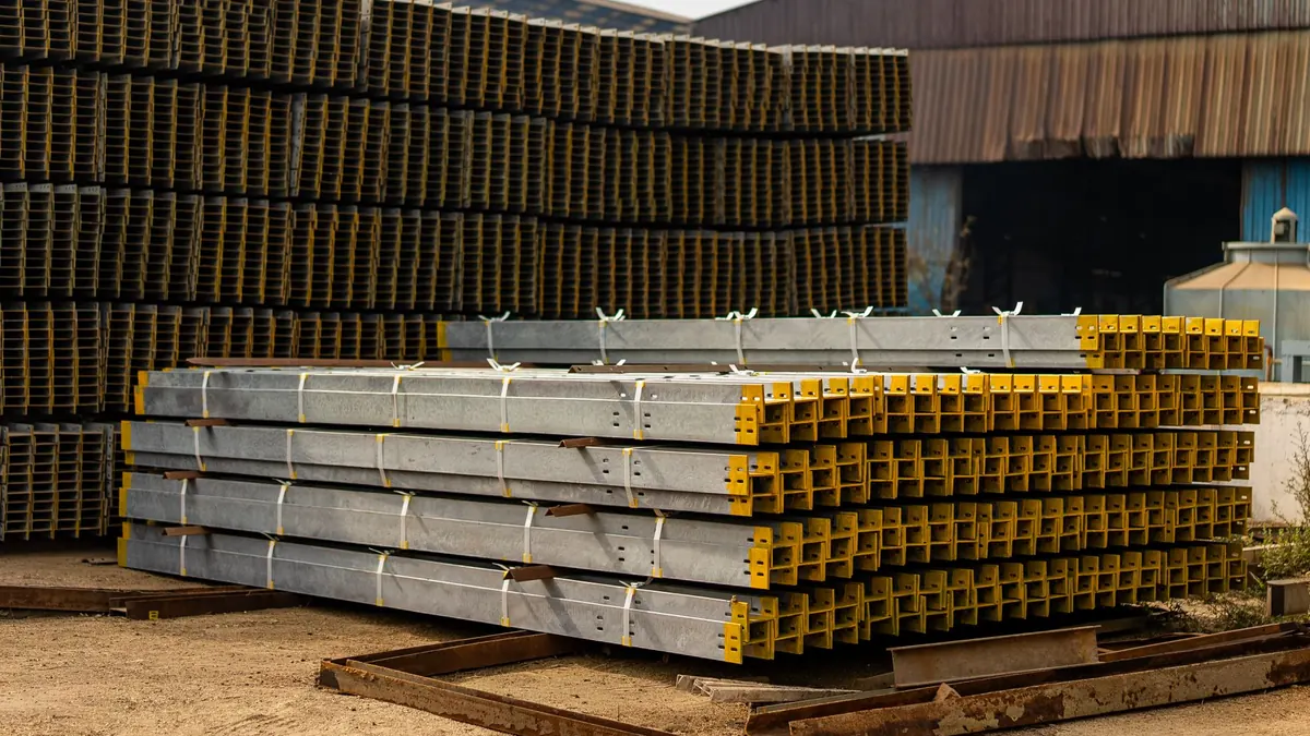 Perfiles de acero galvanizado estibados en el patio de una planta